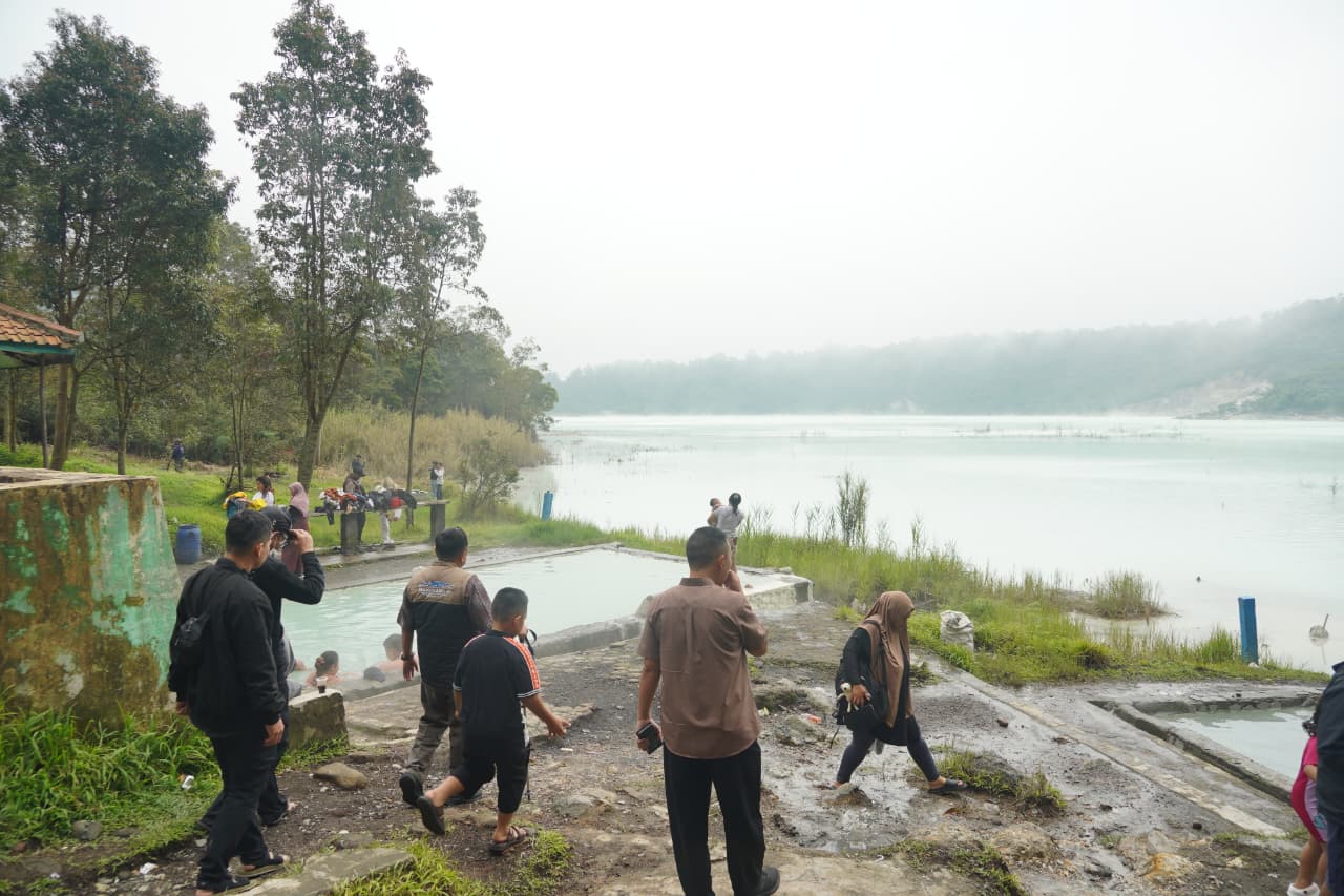 Saatnya Nikmati Keindahan Danau Putih dan Khasiat Air Belerang Talaga Bodas