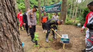 Aksi Mitigasi Bencana, Polisi Tanam 500 Pohon di Batu Lempar