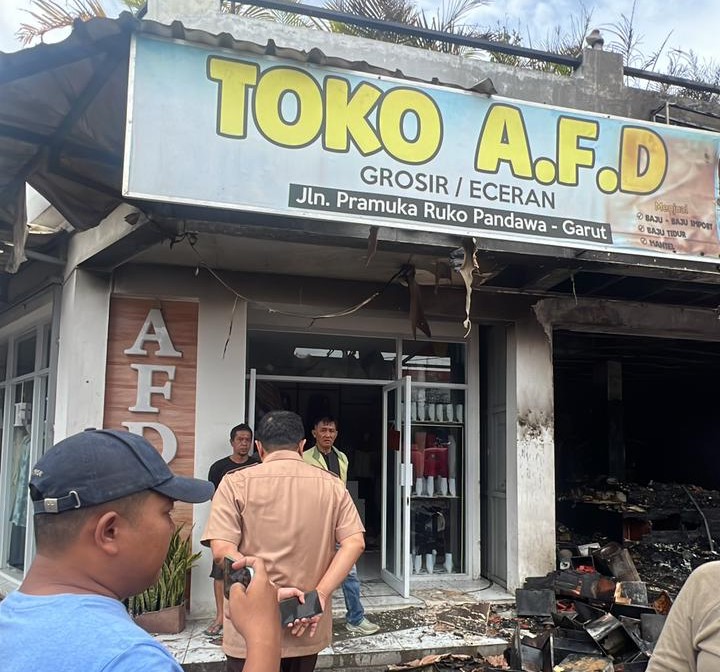 Tinjau Kebakaran Kios, Bupati Garut Soroti Pentingnya Sosialisasi Nomor Darurat