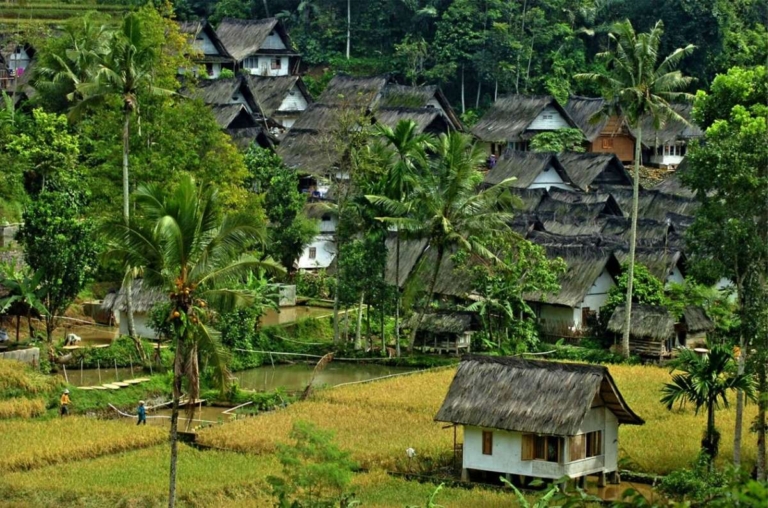 5 Cara Hidup Selaras dengan Alam ala Kampung Dukuh Garut